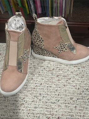 Nature Breeze Pink Leopard Star Wedge Sneakers with Gold Accents